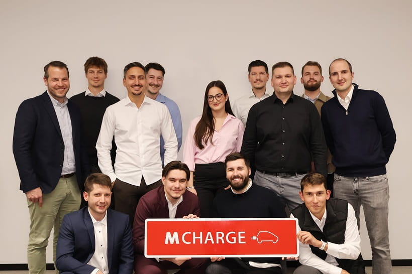 Das Team Migrol Charge posiert im Headquarter von Migrol in Adliswil.